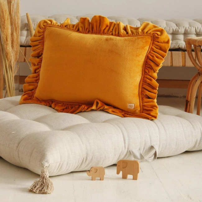 Mosterdkleurig fluwelen sierkussen met ruches – warm en vrolijk kussen voor kinderkamer en woonkamer