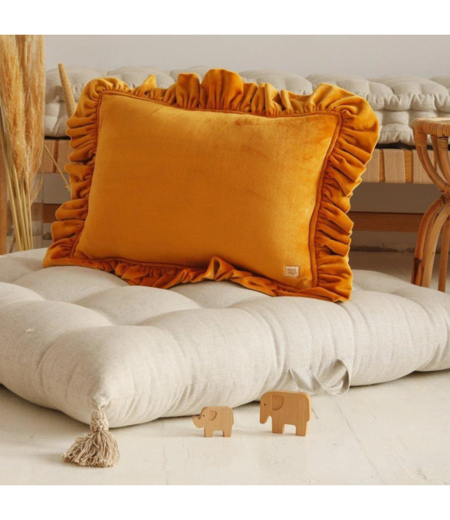 Mosterdkleurig fluwelen sierkussen met ruches – warm en vrolijk kussen voor kinderkamer en woonkamer