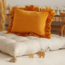 Mosterdkleurig fluwelen sierkussen met ruches – warm en vrolijk kussen voor kinderkamer en woonkamer