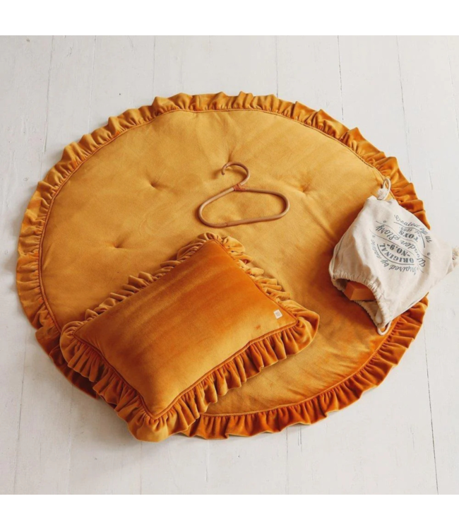 Mosterdkleurig fluwelen sierkussen met ruches – warm en vrolijk kussen voor kinderkamer en woonkamer