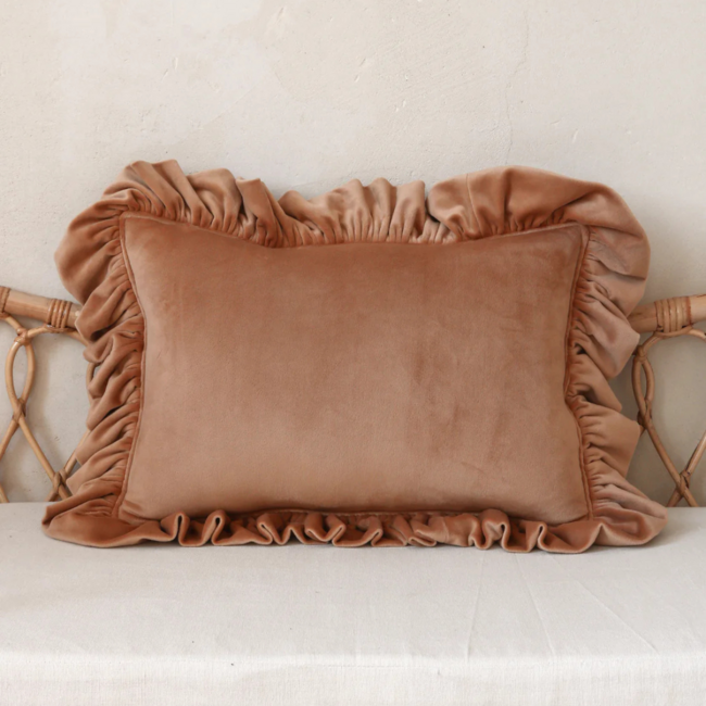 Bruin fluwelen sierkussen met ruches – warm en stijlvol kussen voor kinderkamer en woonkamer