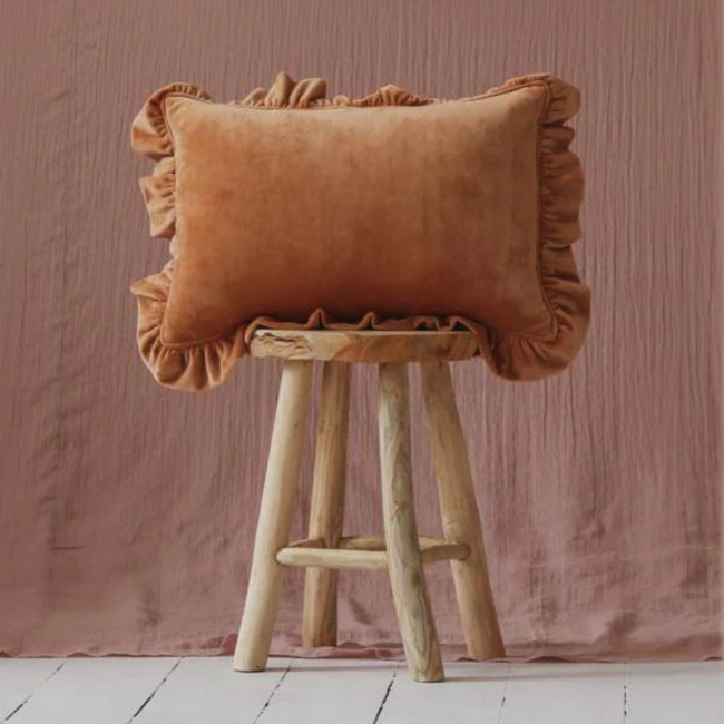 Bruin fluwelen sierkussen met ruches – warm en stijlvol kussen voor kinderkamer en woonkamer