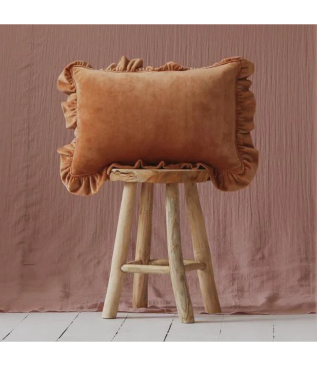Bruin fluwelen sierkussen met ruches – warm en stijlvol kussen voor kinderkamer en woonkamer
