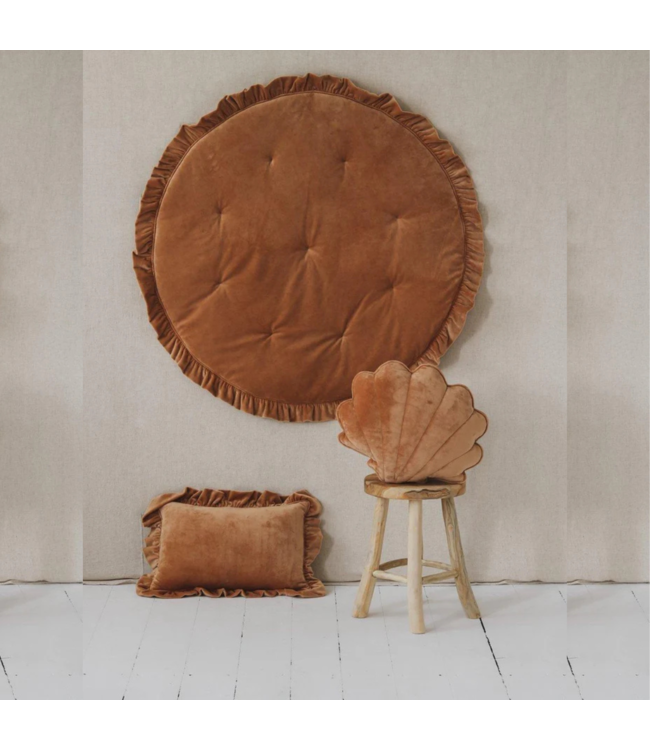 Bruin fluwelen sierkussen met ruches – warm en stijlvol kussen voor kinderkamer en woonkamer