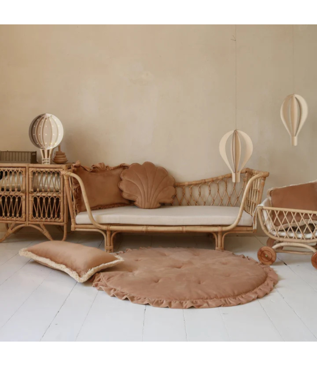 Bruin fluwelen sierkussen met ruches – warm en stijlvol kussen voor kinderkamer en woonkamer