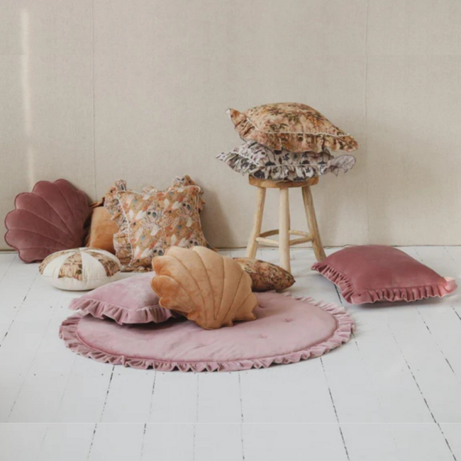 Bruin fluwelen schelpvormig sierkussen – stijlvol en comfortabel voor kinderkamer en woonkamer