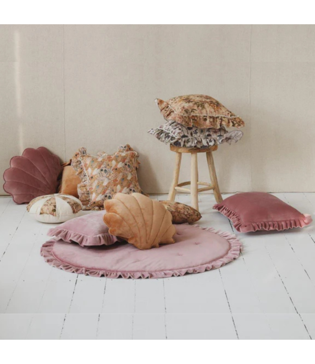 Bruin fluwelen schelpvormig sierkussen – stijlvol en comfortabel voor kinderkamer en woonkamer