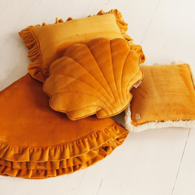 Mosterdkleurig fluwelen schelpvormig sierkussen – stijlvol en comfortabel voor kinderkamer en woonkamer