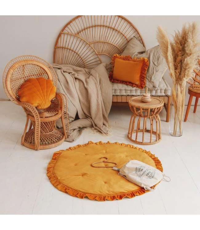 Mosterdkleurig fluwelen schelpvormig sierkussen – stijlvol en comfortabel voor kinderkamer en woonkamer