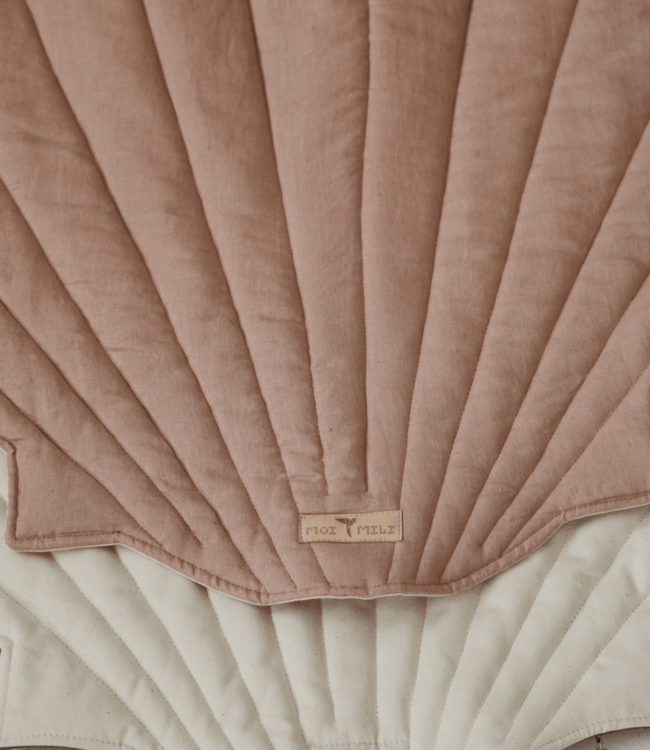 Poederroze linnen speelmat in schelpvorm – stijlvol, zacht en multifunctioneel voor baby’s en peuters