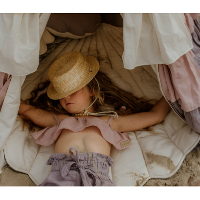 Ecru linnen speelmat in schelpvorm – stijlvolle en zachte ondergrond voor baby’s en peuters