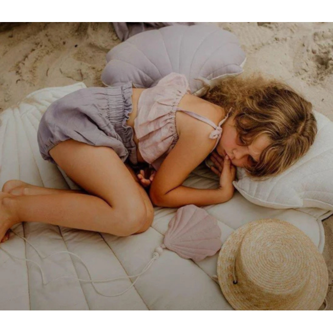 Ecru linnen speelmat in schelpvorm – stijlvolle en zachte ondergrond voor baby’s en peuters