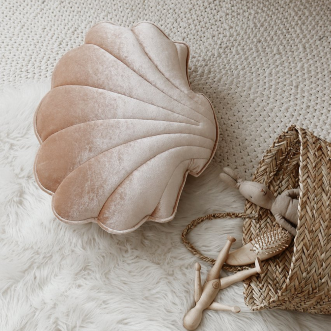 Beige fluwelen schelpvormig sierkussen – stijlvol en comfortabel voor kinderkamer en woonkamer
