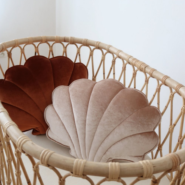 Beige fluwelen schelpvormig sierkussen – stijlvol en comfortabel voor kinderkamer en woonkamer