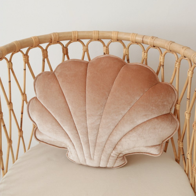 Beige fluwelen schelpvormig sierkussen – stijlvol en comfortabel voor kinderkamer en woonkamer