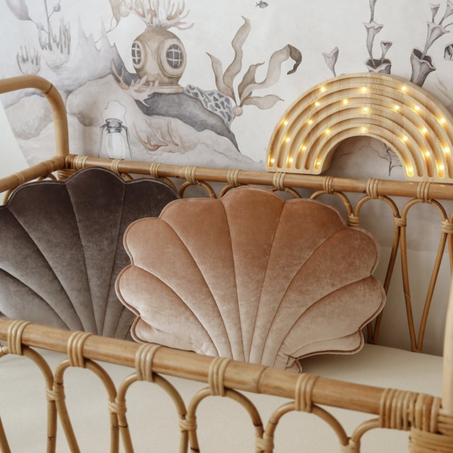 Beige fluwelen schelpvormig sierkussen – stijlvol en comfortabel voor kinderkamer en woonkamer