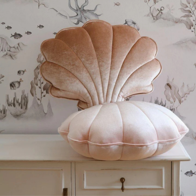 Beige fluwelen schelpvormig sierkussen – stijlvol en comfortabel voor kinderkamer en woonkamer