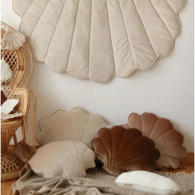 Licht beige schelpvormig fluwelen sierkussen – stijlvol comfort voor kinderkamer en woonkamer