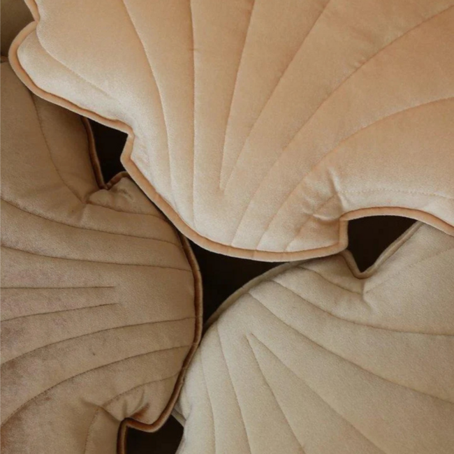 Licht beige schelpvormig fluwelen sierkussen – stijlvol comfort voor kinderkamer en woonkamer