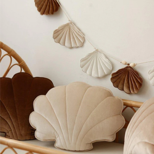 Licht beige schelpvormig fluwelen sierkussen – stijlvol comfort voor kinderkamer en woonkamer