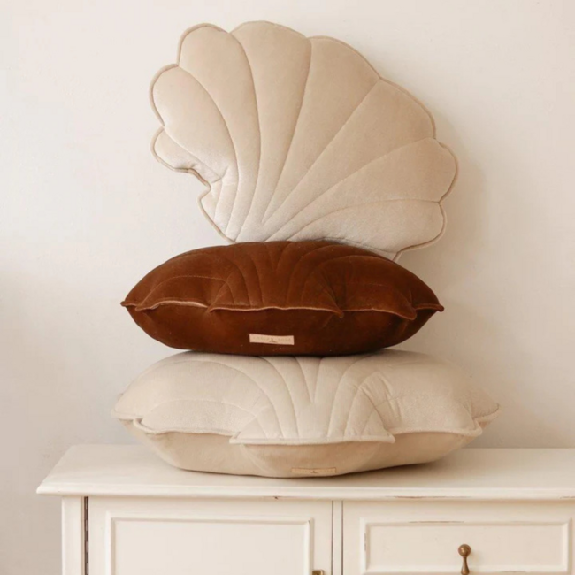 Licht beige schelpvormig fluwelen sierkussen – stijlvol comfort voor kinderkamer en woonkamer