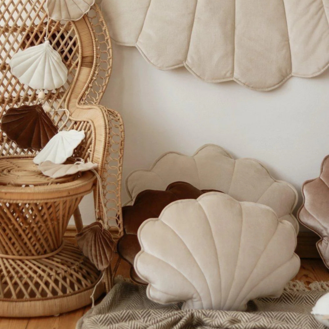 Licht beige schelpvormig fluwelen sierkussen – stijlvol comfort voor kinderkamer en woonkamer