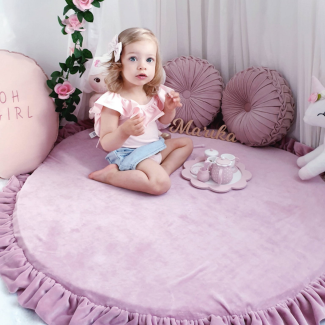 Donkerroze velvet foam speelmat met ruches Ø 100 cm