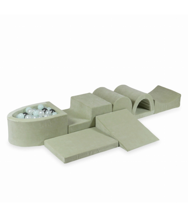 Mint groene foam blokken hindernisbaan met mini ballenbak