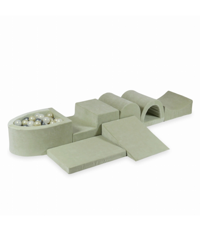 Mint groene foam blokken hindernisbaan met mini ballenbak