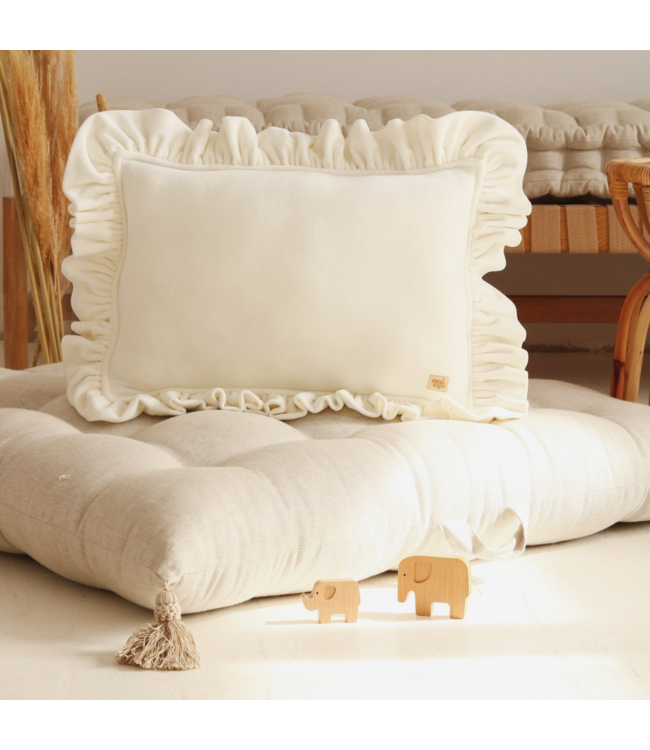 Wit fluwelen sierkussen met ruches – zacht en luxe kussen voor kinderkamer en woonkamer