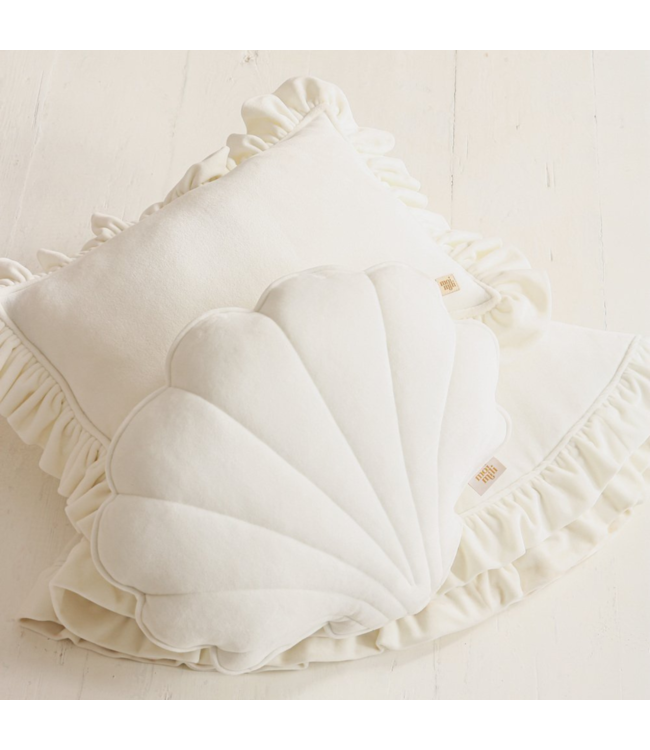 Wit fluwelen sierkussen met ruches – zacht en luxe kussen voor kinderkamer en woonkamer