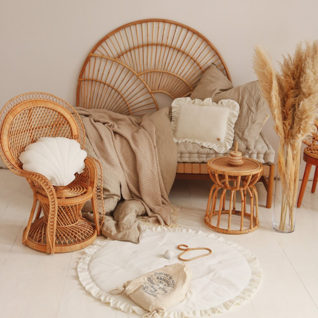 Wit fluwelen sierkussen met ruches – zacht en luxe kussen voor kinderkamer en woonkamer