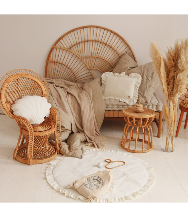 Wit fluwelen sierkussen met ruches – zacht en luxe kussen voor kinderkamer en woonkamer