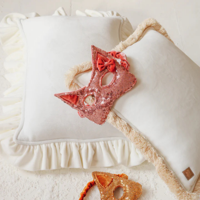 Wit fluwelen sierkussen met ruches – zacht en luxe kussen voor kinderkamer en woonkamer