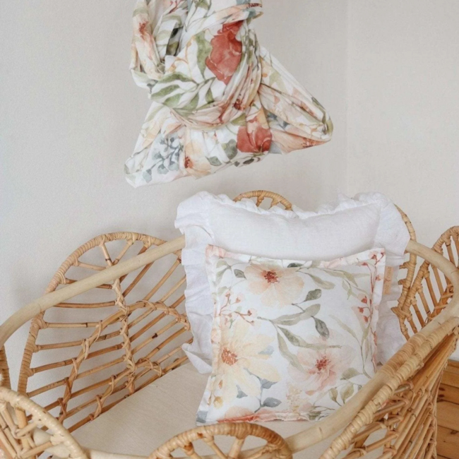 Wit fluwelen sierkussen met ruches – zacht en luxe kussen voor kinderkamer en woonkamer