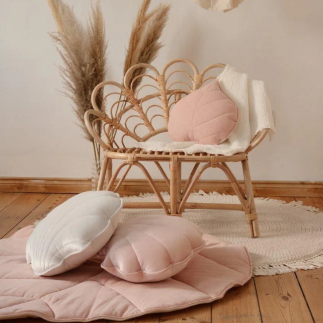 Lichtroze sierkussen in bladvorm van linnen – boho-stijl