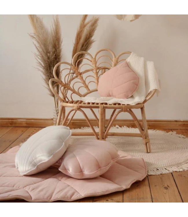Lichtroze sierkussen in bladvorm van linnen – boho-stijl