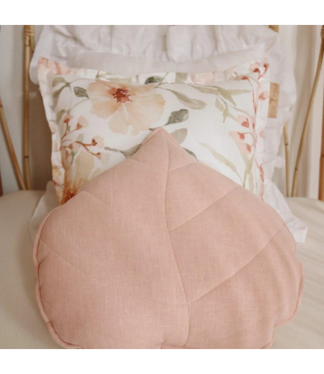 Lichtroze sierkussen in bladvorm van linnen – boho-stijl
