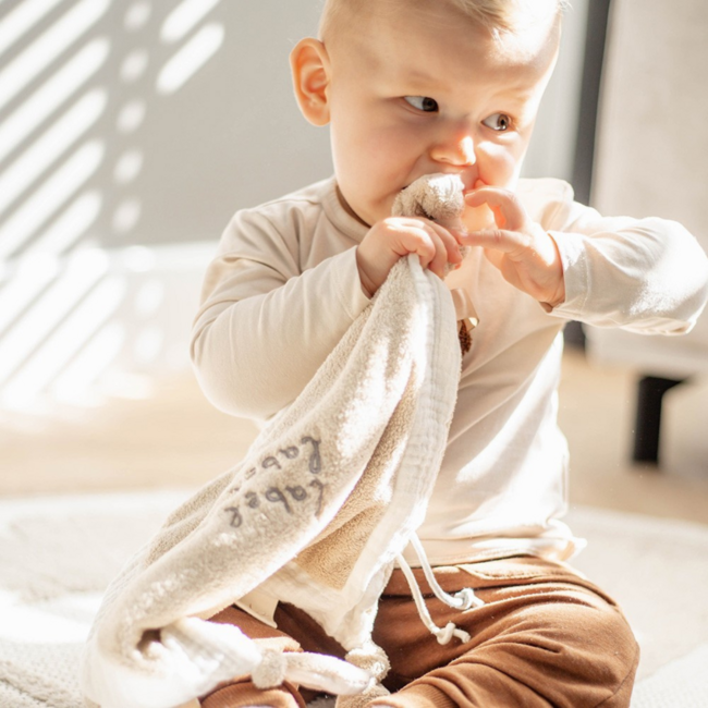 Weiches Schmusetuch in Beige für Babys, ideal für Geborgenheit und Trost