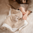 Weiches Schmusetuch in Beige für Babys, ideal für Geborgenheit und Trost