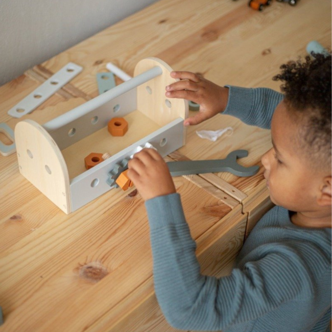 Compacte houten gereedschapskist voor kinderen vol fantasierijk speelplezier