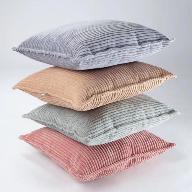 Roze corduroy sierkussen – zacht, stijlvol en duurzaam design