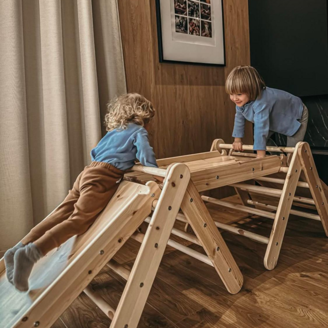 Triangle d’escalade avec toboggan et mur d’escalade en noir – Structure de jeu intérieure stimulante