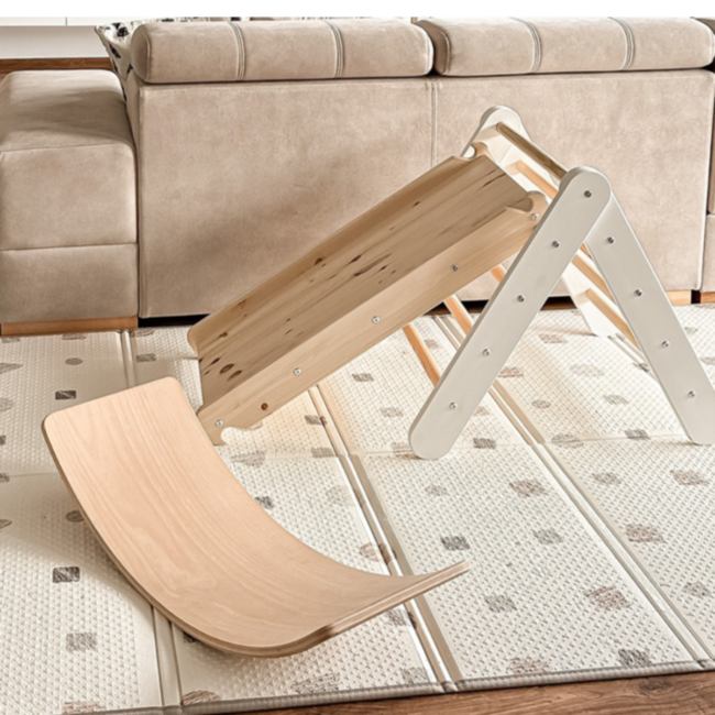 Triangle d’escalade avec toboggan et mur d’escalade en blanc – Structure de jeu intérieure stimulante