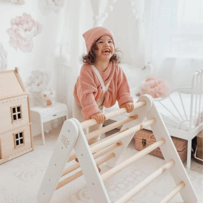 Kletterdreieck mit Rutsche und Kletterwand in Weiß – Anspruchsvolles Indoor-Spielgerät