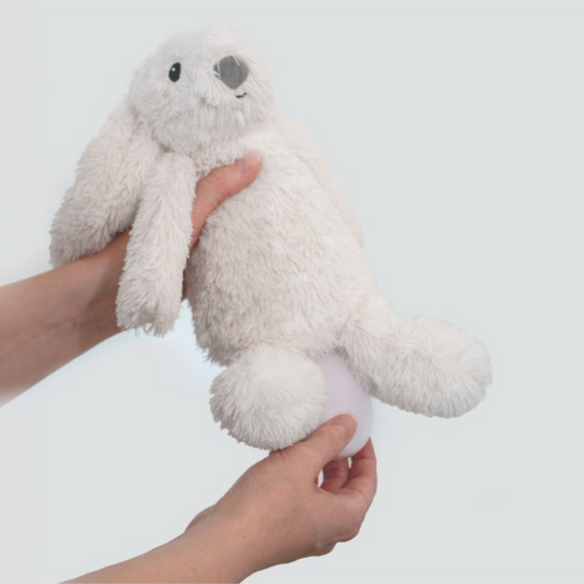 Ro het witte knuffelkonijn met hartslag en licht