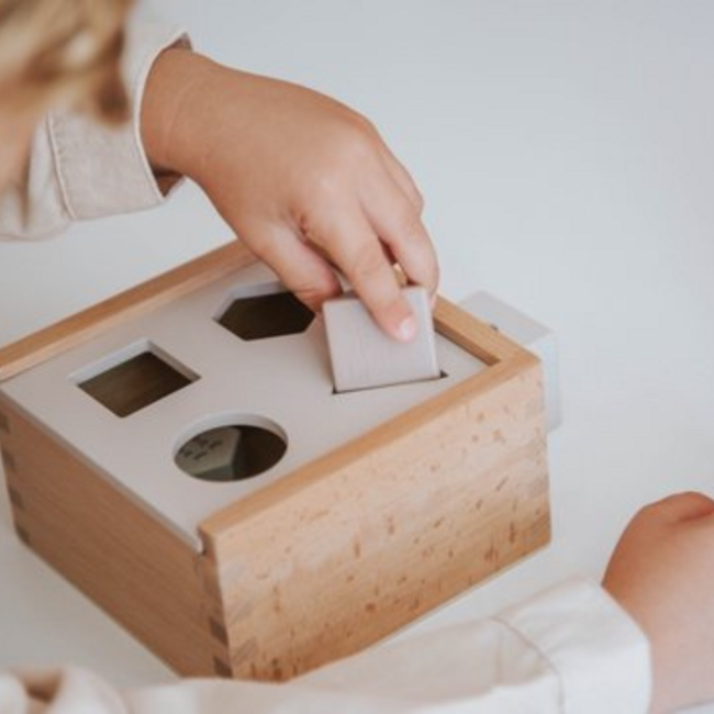 Nachhaltiges Holz-Steckspiel mit 8 Klötzen (FSC-Buchenholz) – Beige