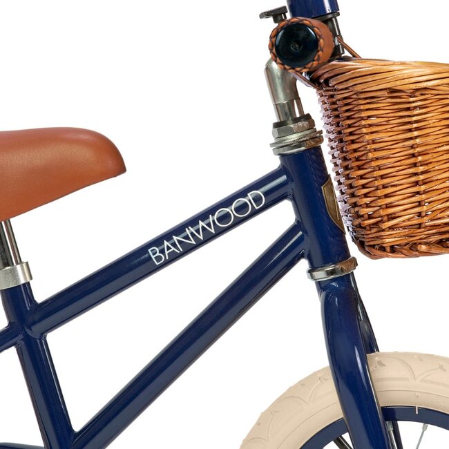 Blauwe 12 inch loopfiets met verstelbaar stuur en rieten mand