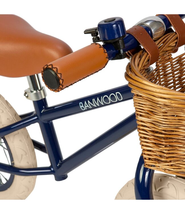 Blauwe 12 inch loopfiets met verstelbaar stuur en rieten mand