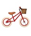 Rode 12 inch loopfiets met verstelbaar stuur en rieten mandje